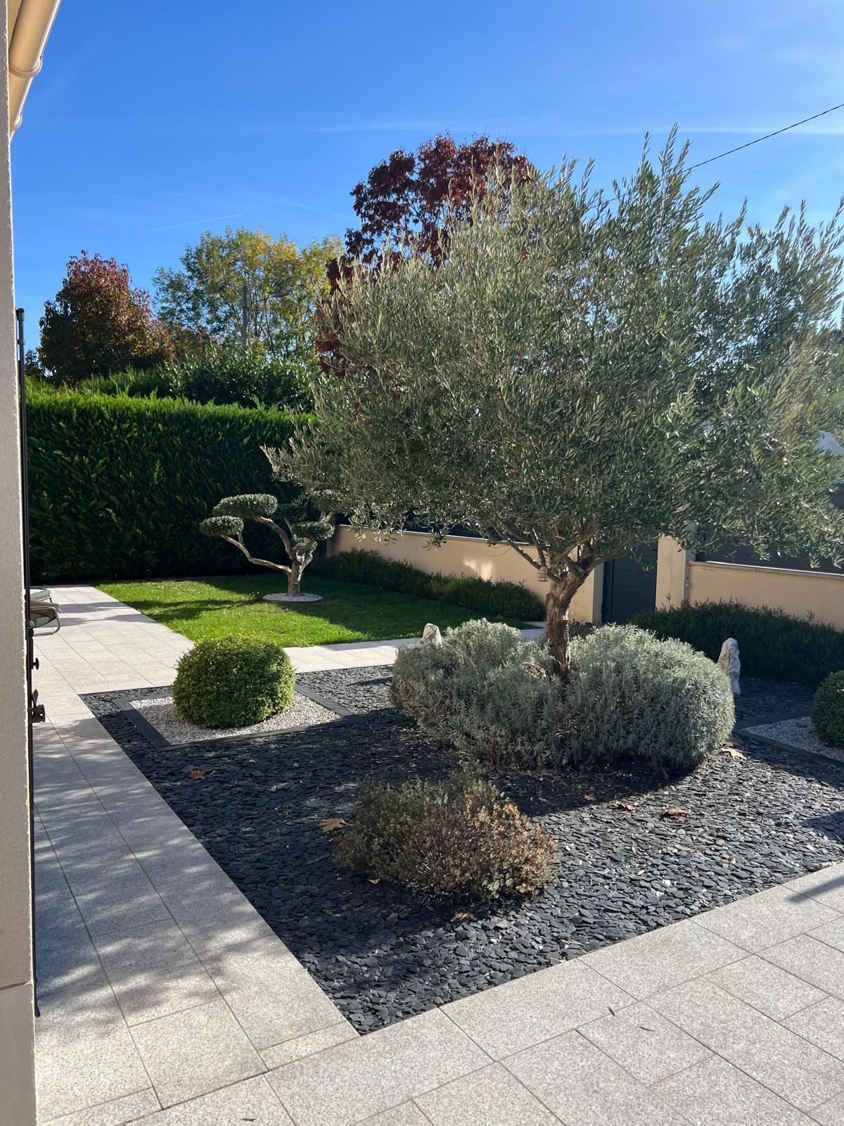 Aménagement paysager avec dalle béton et plantations