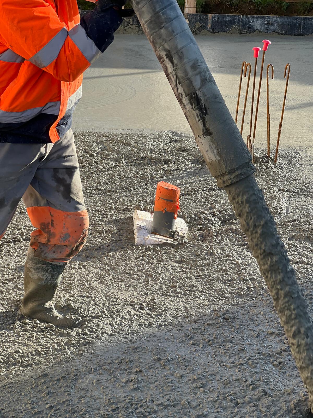 Coulage béton à la pompe sur chantier - gros plan