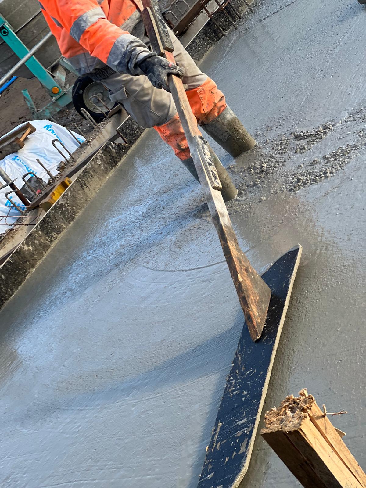 Lissage béton frais à la taloche