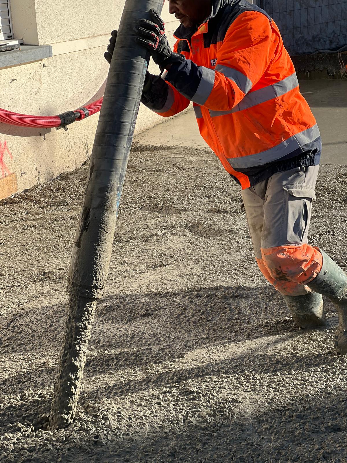 Coulage béton à la pompe sur chantier