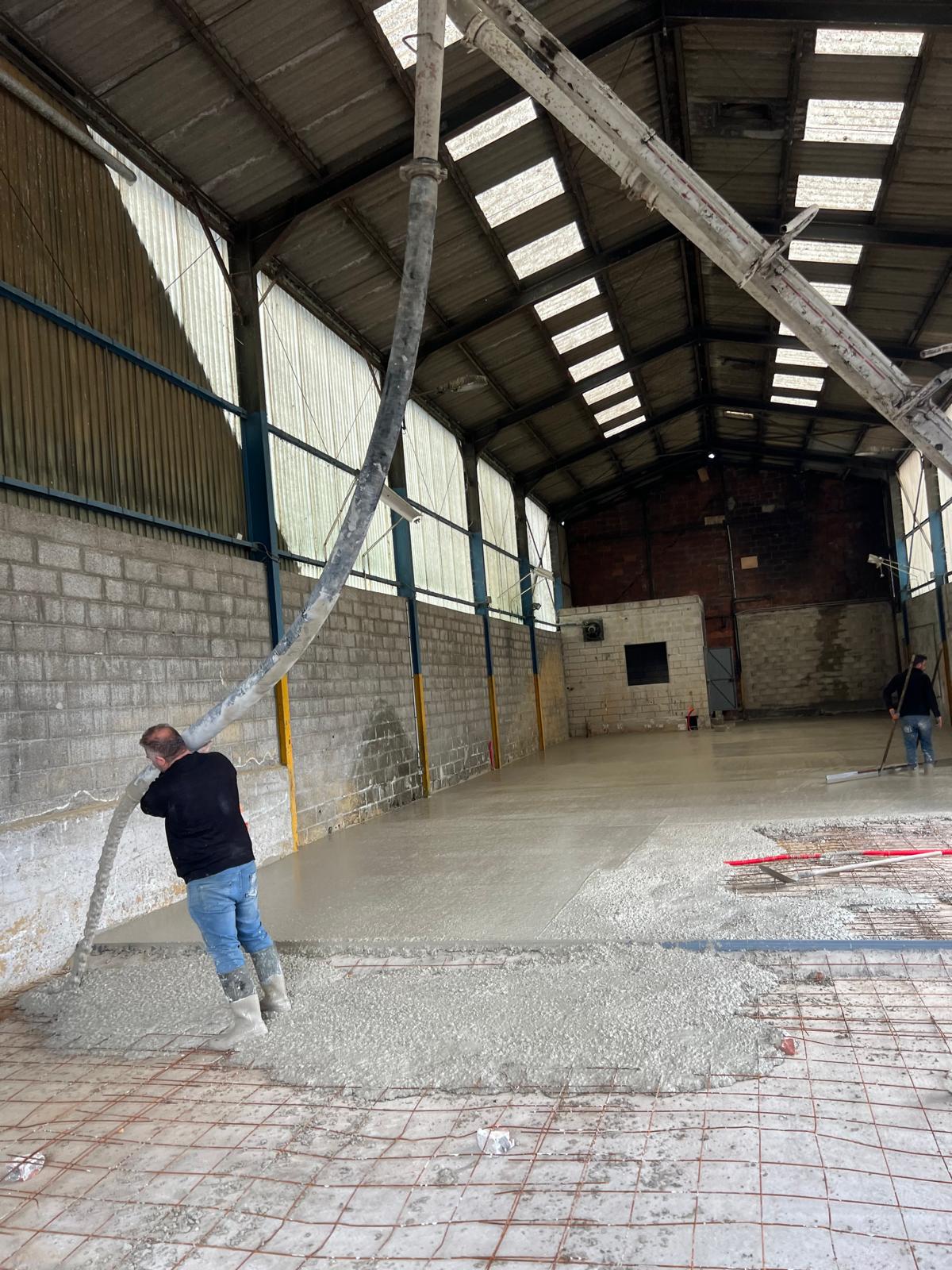 Coulage dalle béton industrielle dans hangar